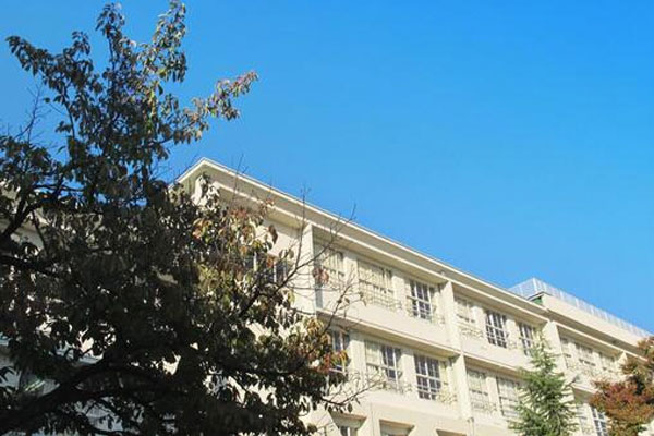 小学校への寄贈の様子のイメージ